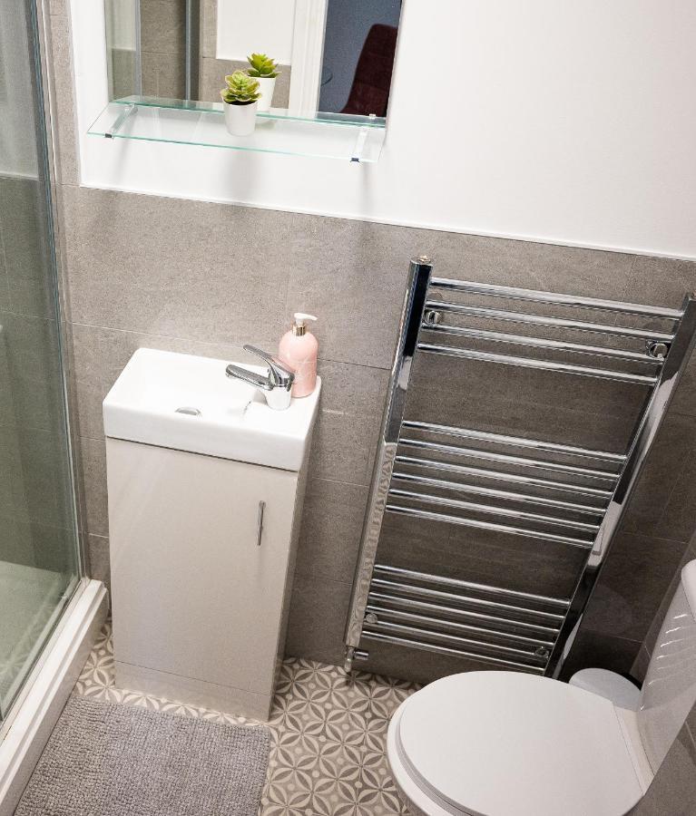 Elmo River Studios - 6 En-Suites In Wallasey - Easy Parking - Short And Long Stays Welcome المظهر الخارجي الصورة