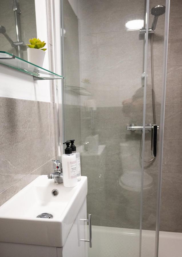 Elmo River Studios - 6 En-Suites In Wallasey - Easy Parking - Short And Long Stays Welcome المظهر الخارجي الصورة